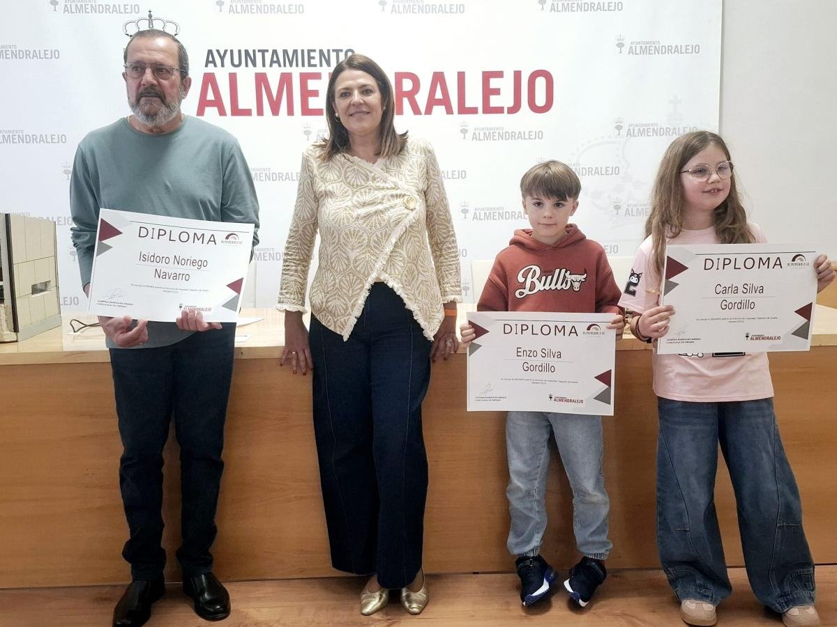 Ganadores del concurso de maquetas de Huerta Montero: Isidoro Noriego y los hermanos Enzo y Carla Silva