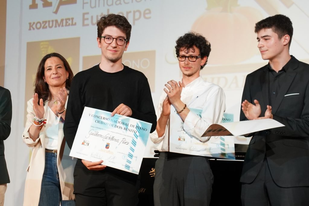 Guillermo Castellanos gana el primer premio del V Concurso Nacional de Piano “Ciudad de Don Benito” – Ayto. Don Benito. Nacido en Granada, reside en Amsterdam y es la tercera vez que participa en el certamen.