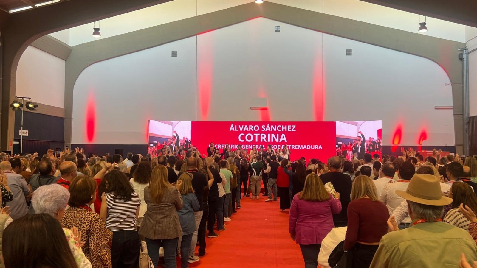 La Ejecutiva de Álvaro Sánchez Cotrina obtiene un 88% de apoyo en el Congreso Extraordinario del PSOE extremeño.