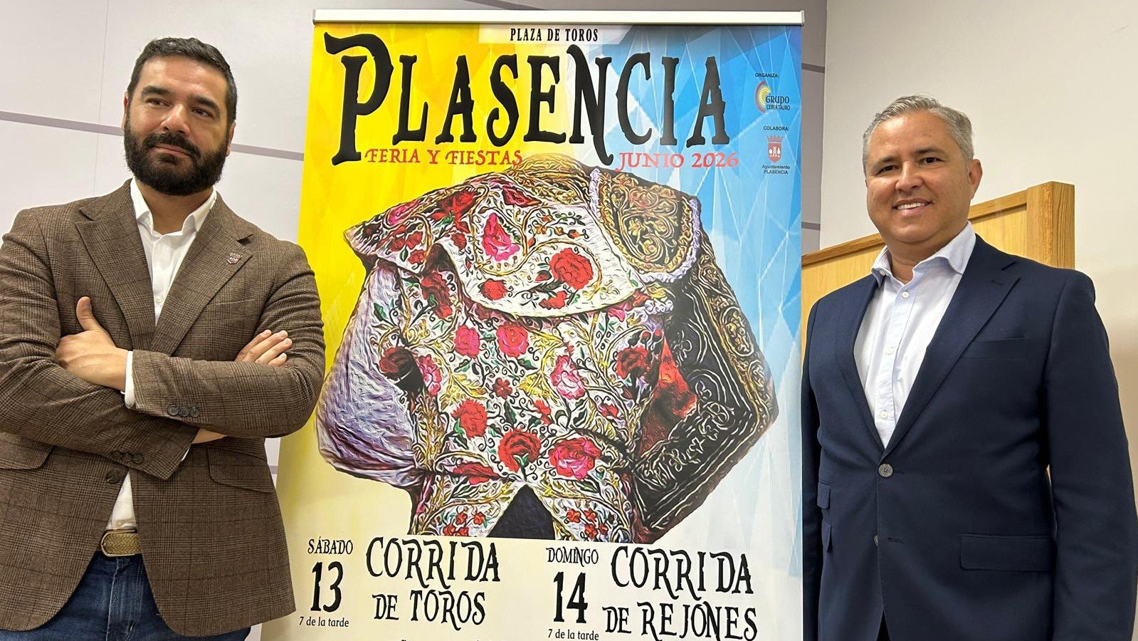La Feria contará con una corrida de toros el sábado 13 de junio y una de rejones el domingo 14, con figuras que vienen de triunfar en Sevilla y que están presentes en San Isidro.
Los precios se mantienen congelados, convirtiendo a Plasencia en una de las plazas de segunda categoría más accesibles de España, con entradas desde 25 euros.
El Ayuntamiento de Plasencia ha acogido en la mañana de hoy la presentación oficial de los carteles de los festejos taurinos que formarán parte de la programación de la Feria y Fiestas 2026, que se celebrará del 10 al 14 de junio. La rueda de prensa ha estado encabezada por el concejal de Festejos, David Dóniga, y el empresario y gerente de CeberTauro (empresa adjudicataria del coso), Alberto Manuel Hornos.
El ciclo taurino placentino se compondrá de dos grandes citas, ambas programadas a las 19:00 horas (7 de la tarde). El sábado 13 de junio tendrá lugar una gran corrida de toros en la que se lidiarán astados de la ganadería de Núñez de Tarifa para una terna de primer nivel compuesta por José María Manzanares, Emilio de Justo y Pablo Aguado.
Por su parte, el domingo 14 de junio será el turno del tradicional festejo de rejones. Se lidiarán toros de Rosa Rodrigues para las máximas figuras del toreo a caballo: Andy Cartagena, Lea Vicens y Guillermo Hermoso de Mendoza.
El concejal de Festejos, David Dóniga, ha enmarcado esta presentación dentro de la intensa programación de las fiestas locales. «Ayer tuvimos la ocasión de presentar el cartel de las actuaciones musicales que tendremos durante estos días de feria, y hoy es el turno de los festejos taurinos», ha explicado el edil, quien ha querido agradecer a CeberTauro su labor y, muy especialmente, la presencia de los miembros de la Peña Taurina Placentina, «que siempre apoyan al sector y nos acompañan en este tipo de presentaciones».
 Un esfuerzo empresarial con carteles «de Feria de Abril»
El gerente de CeberTauro, Alberto Manuel Hornos, quien lleva al frente de la plaza desde 2014, ha desgranado los detalles de los carteles, poniendo en valor la gran dificultad y el esfuerzo que supone confeccionar unas combinaciones de tanta envergadura. «Cada vez cuesta un poco más de esfuerzo porque en estos últimos años han reflotado otras plazas que celebran festejos taurinos en este mismo fin de semana. Tenemos más competencia, pero hemos conseguido de nuevo que vengan las figuras a Plasencia, tanto a pie como a caballo», ha señalado.
Hornos ha querido destacar el extraordinario momento de los acartelados: «Tanto el sábado como el domingo vienen toreros que han estado todos en la pasada Feria de Abril de Sevilla y que actúan en la Feria de San Isidro de Madrid. Esto corrobora que la de Plasencia es una feria importante».
Como grandes alicientes, la feria del 2026 contará con dos debuts muy esperados. El sábado se presentará ante la afición placentina Pablo Aguado, de quien el empresario ha destacado que «está en su mejor momento de figura y viene con mucha ilusión». El domingo hará lo propio Guillermo Hermoso de Mendoza, «quien está escalando los principales puestos del futuro del mundo del rejoneo y que viene a tomar el testigo de la gran despedida que tuvo su padre, Pablo Hermoso de Mendoza, el año pasado en esta misma plaza».
Además, sobre el cartel de rejones del domingo, el empresario subrayó que «es exactamente el mismo cartel de la Feria de Sevilla, donde Andy Cartagena acaba de abrir la Puerta del Príncipe cortando tres orejas, lo que supone un aliciente añadido».
Precios populares y congelados
Uno de los aspectos más destacados de la presentación ha sido la política de precios. Alberto Manuel Hornos ha confirmado que se mantienen los mismos importes estipulados en el pliego de condiciones desde el año 2019. «A esta plaza se puede venir a la corrida de toros desde 27 euros, y desde 25 euros a la corrida de rejones. Me apuesto todo a que no habrá ninguna plaza de segunda categoría en España con este tipo de carteles que tenga unos precios tan asequibles. Es una facilidad para que el aficionado no tenga la excusa de no venir», ha garantizado.
Venta de abonos y entradas
La venta y renovación de abonos se realizará de forma física en las taquillas de la Plaza de Toros del 19 al 22 de mayo, en horario de 11:00h a 14:00h. Presentación de los carteles de la Feria Taurina 2026 en Plasencia, con los debuts de Pablo Aguado y Guillermo Hermoso de Mendoza. Venta de entradas en taquilla del 25 al 29 de mayo y del 1 al 12 de junio, horario ampliado a partir del día 5. Venta online próximamente en www.torosplasencia.es y bacantix.es, teléfono de información 622 75 25 15.