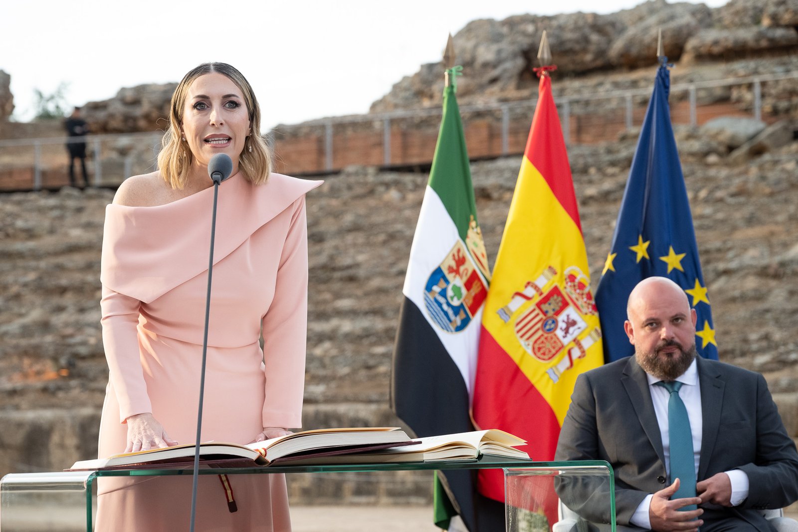 María Guardiola asume presidencia de la Junta de Extremadura priorizando servicios públicos y bienestar.