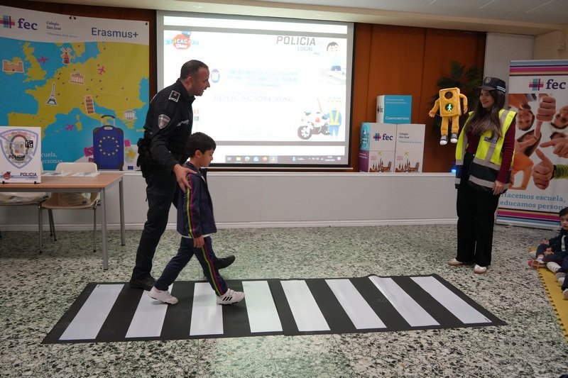 Marionetas enseñan educación vial a niños de 3 a 5 años en Villanueva de la Serena.