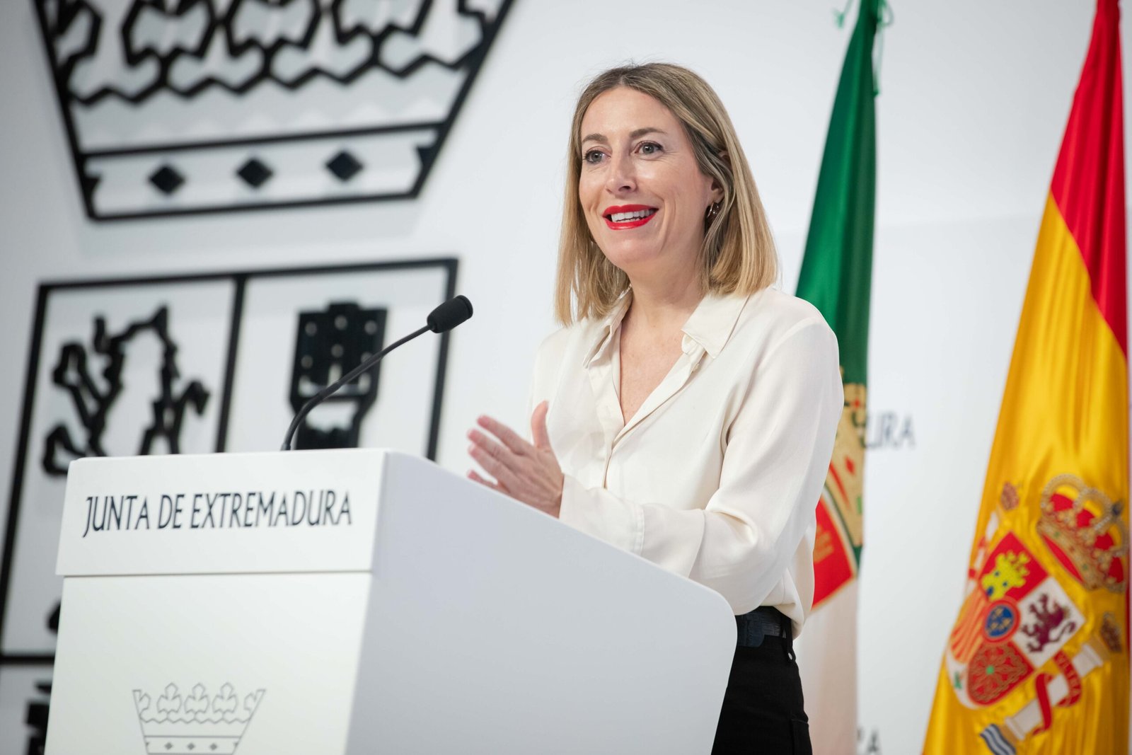 Nuevo gobierno de la Junta de Extremadura con diez consejerías, dos de ellas con rango de vicepresidencia
