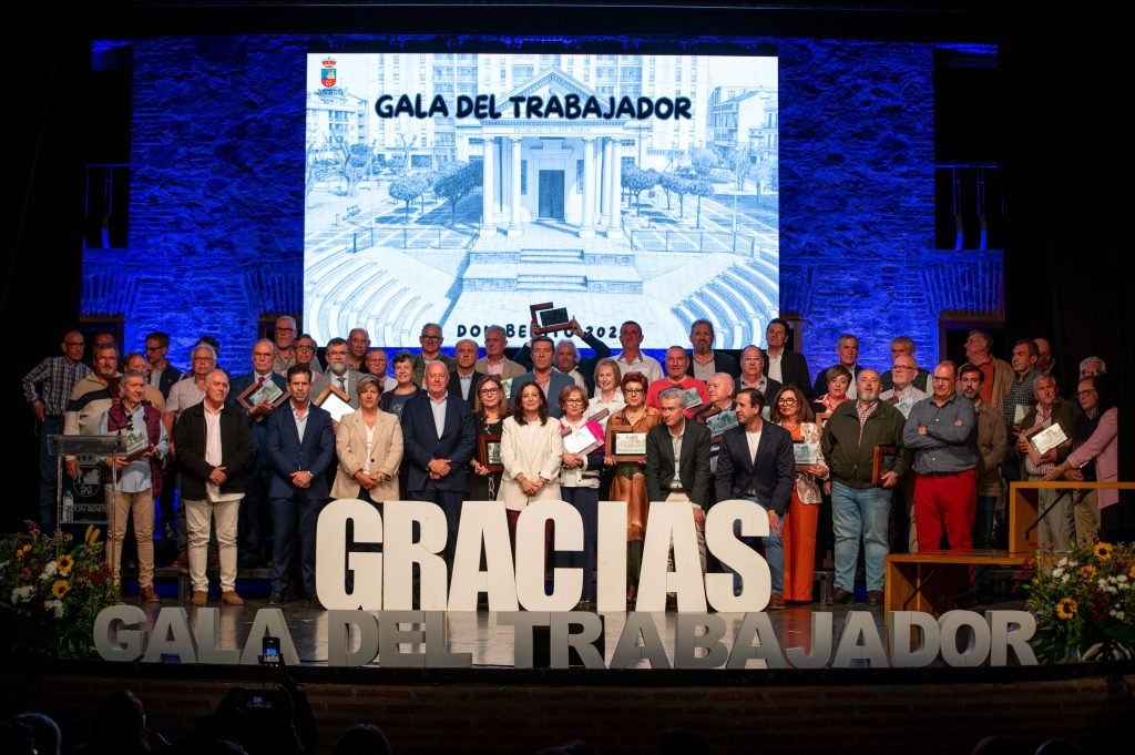 Reconocimiento a una larga trayectoria en la Gala del Trabajador 2026 – Ayto. Don Benito

Durante la Gala se destacaron los logros alcanzados por la sociedad en su conjunto.