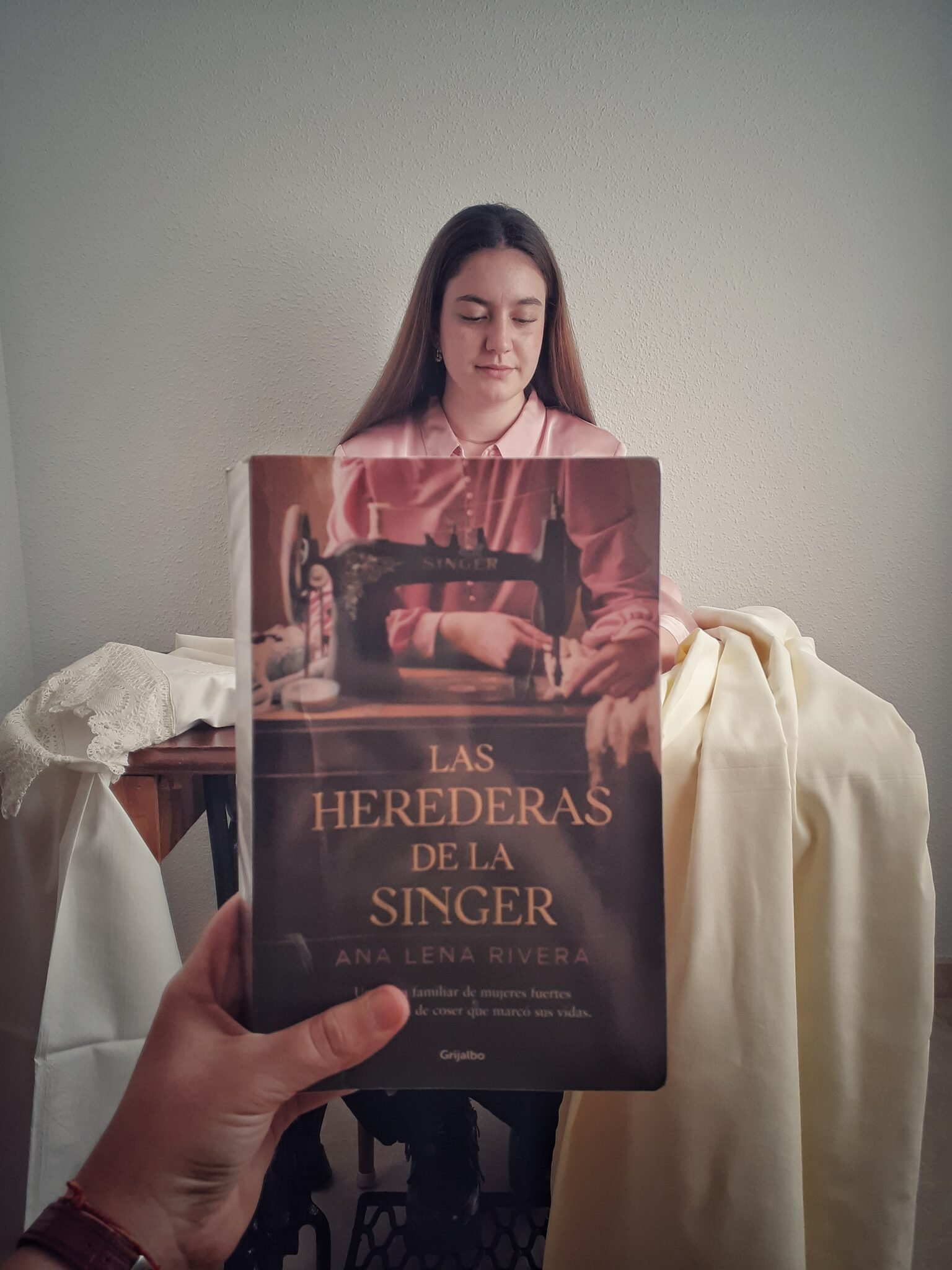 Sara Nieto Fernández gana la sexta edición del concurso «Bookface» con su foto de «Las herederas de la Singer» en el Día del Libro.