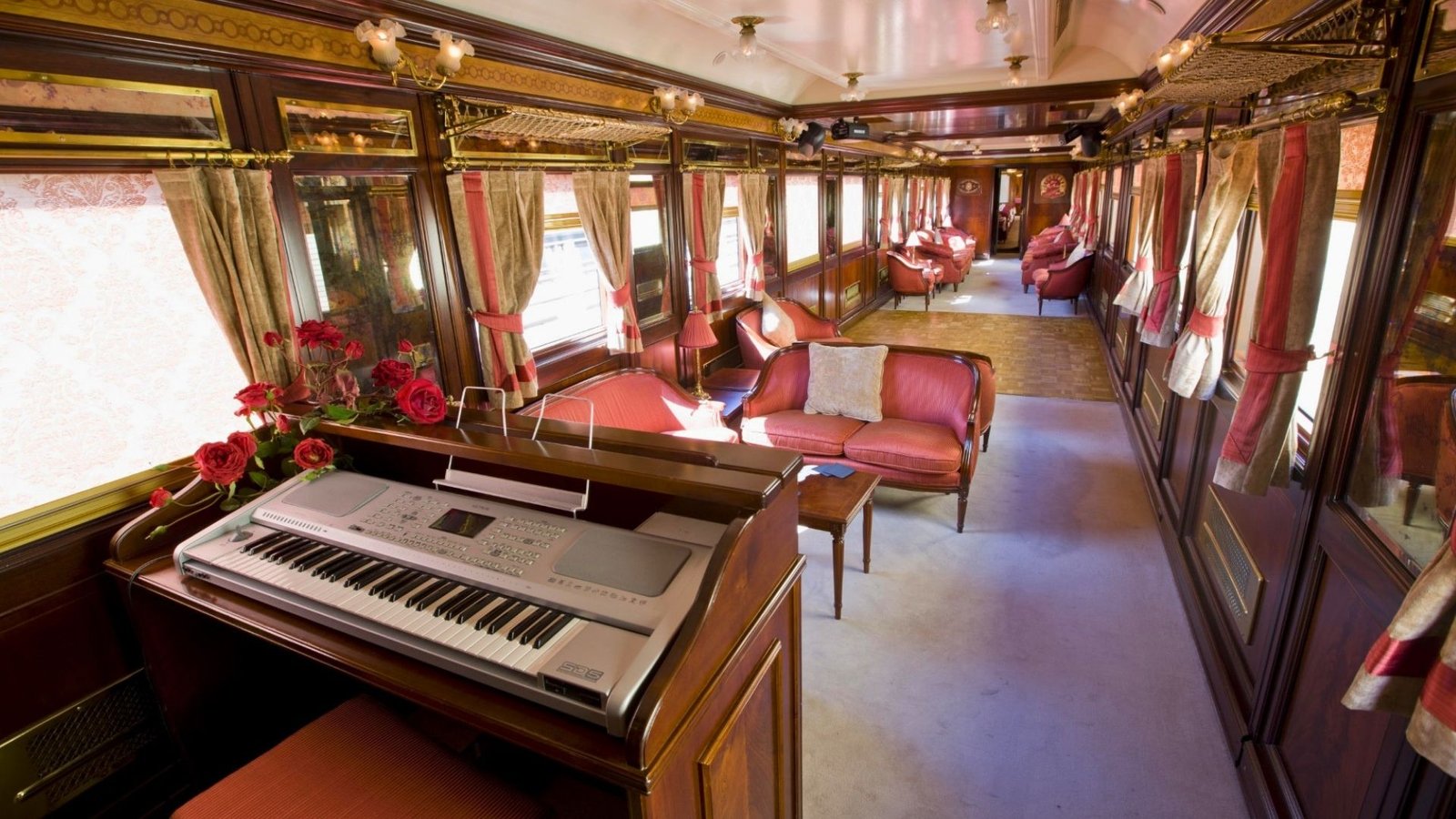 [gpt3]Redacta una versión modificada de El tren de lujo Al Ándalus incorpora Extremadura a su nuevo recorrido de 2026 en español, respetando el contexto de 

El Al Ándalus, uno de los trenes turísticos de lujo más emblemáticos de Renfe, estrena esta temporada un nuevo itinerario que incorpora visitas a Cáceres y Mérida, reforzando así la presencia de Extremadura en el mercado turístico internacional.

El recorrido comenzará el domingo 5 de abril, con salida desde Sevilla. Tras visitar Jerez de la Frontera, el tren llegará el miércoles 8 de abril a las dos ciudades extremeñas. Los pasajeros, procedentes de Estados Unidos, Reino Unido, Alemania y otros países, podrán conocer la Ciudad Patrimonio de la Humanidad y la antigua capital del Imperio Romano.

Según explica Renfe en nota de prensa, el viaje del Al Ándalus consta de siete días y seis noches a bordo de un tren compuesto por coches históricos restaurados, conservando el encanto sofisticado de los grandes trayectos de principios del siglo XX, pero adaptados con las tecnologías y comodidades actuales.

En el coche restaurante se ofrecerán productos de la tierra, como jamón ibérico de Extremadura y aceite manzanilla cacereño. Además, durante su parada en Mérida, los viajeros almorzarán en el Parador, integrando así gastronomía y patrimonio en la experiencia.





Varias rutas entre abril y junio, y una nueva temporada en otoño

Entre abril y junio, el Al Ándalus realizará diversas rutas con origen en Madrid y Sevilla, incluyendo siempre paradas en Cáceres y Mérida. El tren cuenta con la colaboración de la Diputación de Cáceres y también tendrá temporada de otoño, ampliando la presencia del turismo ferroviario de lujo en la región.

Durante las noches, el convoy permanece estacionado para permitir el descanso en los coches cama. En los itinerarios con salida en Sevilla, está previsto que el tren pase una noche en Zafra.

Viajar en el Al Ándalus: un salto al pasado con el confort del presente

Viajar en el Al Ándalus supone “transportarse en el tiempo”, según describen desde la organización. Sus coches, antiguos símbolos del lujo ferroviario europeo, han sido rehabilitados para ofrecer una experiencia exclusiva que combina historia, comodidad y alta gastronomía.

Toda la información y disponibilidad de viajes puede consultarse en www.spanishluxurytrain.com.
. El título no debe incluir ningún código HTML o etiquetas como . Asegúrate de que tenga menos de 100 caracteres y no termine con un punto. No inventes.[/gpt3]