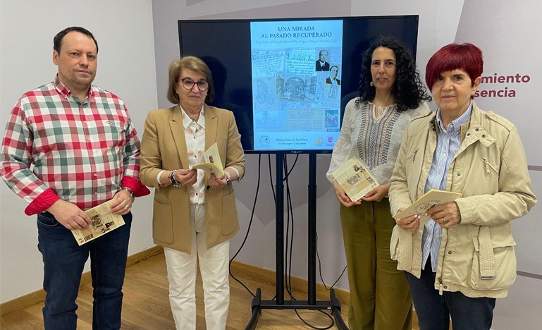

La exposición «Una mirada al pasado recuperado» abrirá sus puertas el 11 de mayo en el Centro Cultural Las Claras, mostrando una selección de documentos y objetos donados por Miguel Martín y Cajal que datan desde 1517 hasta la actualidad.
Dentro de los tesoros documentales se destacan las copias de las Ordenanzas Municipales de 1549 y la Concordia de 1614, de gran valor histórico para Plasencia.

El Ayuntamiento de Plasencia ha presentado la exposición «Una mirada al pasado recuperado: Exposición del Legado Manuel Díaz López / Miguel Martín y Cajal» en el Centro Cultural Las Claras. Esta muestra, que se inaugurará el 11 de mayo, es un hito cultural para la ciudad al permitir el acceso a un valioso patrimonio privado que narra la historia de Plasencia.
La concejala de Cultura, M.ª Luisa Bermejo, resaltó la importancia de esta exposición para la memoria colectiva de la ciudad, agradeciendo a Miguel Martín y Cajal por su donación. Esta colección es un viaje por la historia de Plasencia en el siglo XX.
La exposición es el resultado del trabajo de Manuel Díaz López y la donación de su heredero, Miguel Martín y Cajal, quien destacó su satisfacción por preservar este legado cultural y agradeció a su familia por el apoyo durante la clasificación del material.
La exhibición, comisariada por Esther Sánchez Calle y M.ª Jesús Cámara, se estructura en 14 vitrinas temáticas que abarcan la vida de Manuel, su entorno familiar, la documentación municipal, su biblioteca, vida cultural y religiosa, objetos cotidianos, publicidad, prensa histórica y colección fotográfica.
La exposición estará abierta al público desde el 11 de mayo hasta el 2 de junio en el Centro Cultural Las Claras, acompañada de un folleto explicativo.

 
 


												

					var loadAsyncDeferredFacebook = function() {
						(function(d, s, id) {
						  var js, fjs = d.getElementsByTagName(s)[0];
						  if (d.getElementById(id)) return;
						  js = d.createElement(s); js.id = id;
						  js.src = «//connect.facebook.net/es_ES/sdk.js#xfbml=1&version=v3.0»;
						  fjs.parentNode.insertBefore(js, fjs);
						}(document, ‘script’, ‘facebook-jssdk’));
					}
	
			  		if (window.addEventListener)
						window.addEventListener(«load», loadAsyncDeferredFacebook, false);
					else if (window.attachEvent)
						window.attachEvent(«onload», loadAsyncDeferredFacebook);
					else
				  		window.onload = loadAsyncDeferredFacebook;
					 Plasencia honra a Manuel Díaz López en Las Claras.