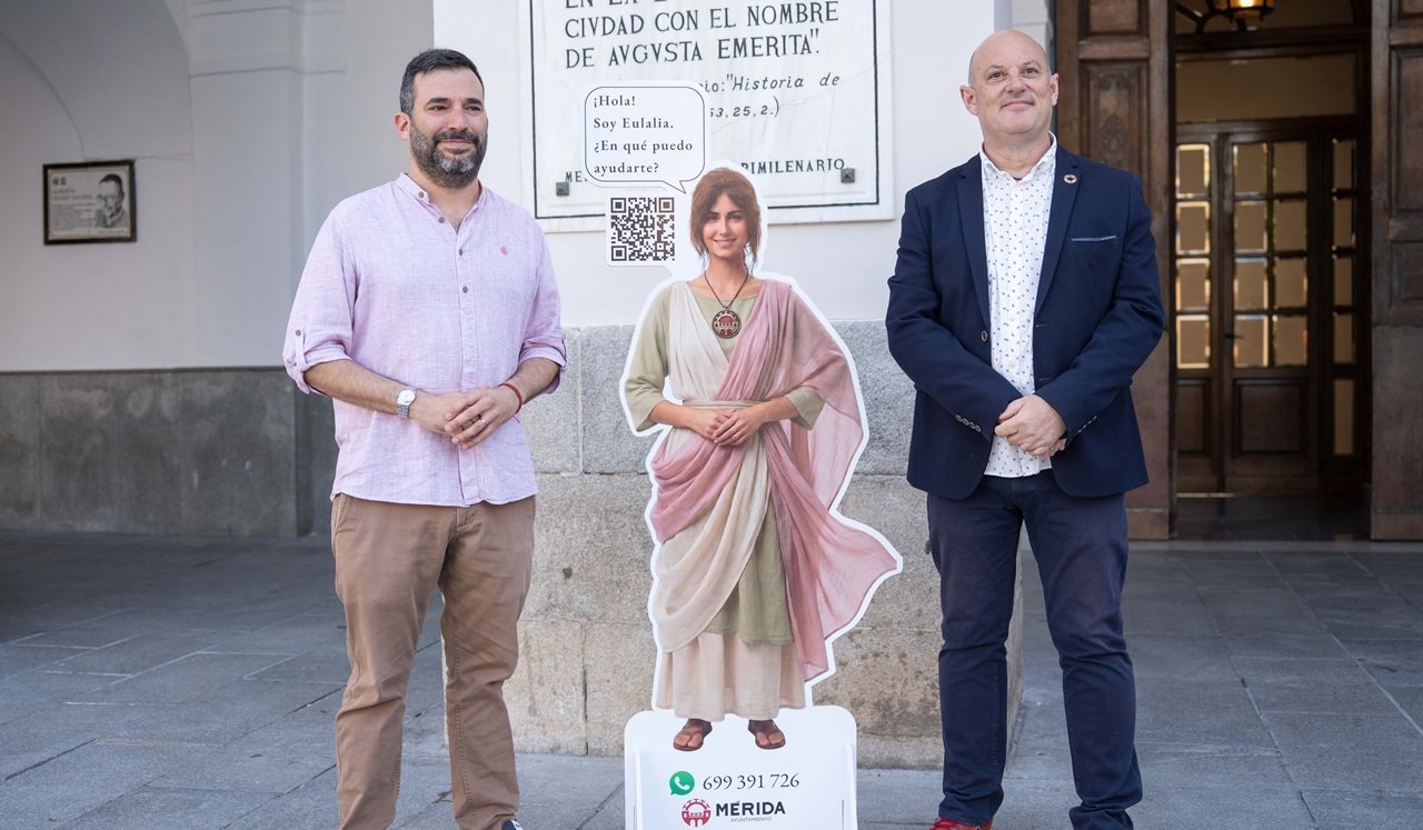 El Municipio de Mérida presenta «Eulalia», un nuevo asistente virtual inteligente diseñado para mejorar la atención a los ciudadanos

El Ayuntamiento de Mérida ha dado un paso importante en la modernización de su plataforma digital con la introducción de «Eulalia», un asistente virtual omnicanal que busca facilitar la relación entre la institución, los ciudadanos y los visitantes. Esta herramienta estará disponible las 24 horas del día, los 7 días de la semana, con el objetivo de acercar los servicios públicos, simplificar trámites y reducir los tiempos de espera.

Julio César Fuster, portavoz del municipio, y Felipe González, delegado de Turismo, fueron los encargados de presentar los detalles de esta plataforma inteligente que busca poner a la persona en el centro de la gestión pública. «Eulalia es más que tecnología, es la materialización de una visión: hacer real un Ayuntamiento que acompaña, responde y está presente en los canales que nuestros vecinos utilizan a diario», señaló Fuster.

Este asistente virtual estará impulsado por inteligencia artificial y procesamiento del lenguaje natural, lo que le permitirá comprender el lenguaje cotidiano, interpretar necesidades y guiar en la resolución de trámites básicos. Además, estará en constante formación y derivará consultas a los servicios municipales correspondientes cuando sea necesario.

La primera fase de Eulalia se centrará en la gestión de información y reservas para la próxima edición de Emerita Lvdica, la fiesta lúdica de la ciudad. A través de este asistente, residentes y turistas podrán realizar reservas de actividades, consultar información sobre horarios y lugares de interés de forma inmediata desde sus teléfonos móviles. 

Con el lanzamiento de Eulalia en Emerita Lvdica, el Ayuntamiento busca proyectar una imagen de Mérida como un destino turístico inteligente, accesible y moderno. La plataforma estará disponible a través del número de WhatsApp 699 391 726 o mediante el código QR en los soportes oficiales del evento. Además, se han habilitado canales oficiales para la inscripción en actividades gratuitas, garantizando la seguridad, el acceso ordenado a los espacios monumentales y la igualdad de oportunidades para todos. El Ayuntamiento de Mérida presenta «Eulalia», el nuevo asistente virtual para mejorar la atención a los ciudadanos.[embed]https://www.youtube.com/watch?v=TebVsYGRN8g[/embed]