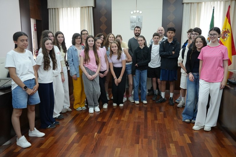 Alumnos de intercambio franceses visitan el Ayuntamiento en Villanueva de la Serena