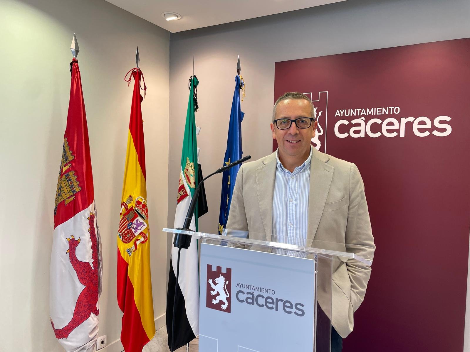 El Ayuntamiento de Cáceres amplía su colaboración en el Plan de Empleo Municipal para contratar a 155 personas y garantizar la continuidad de servicios esenciales.