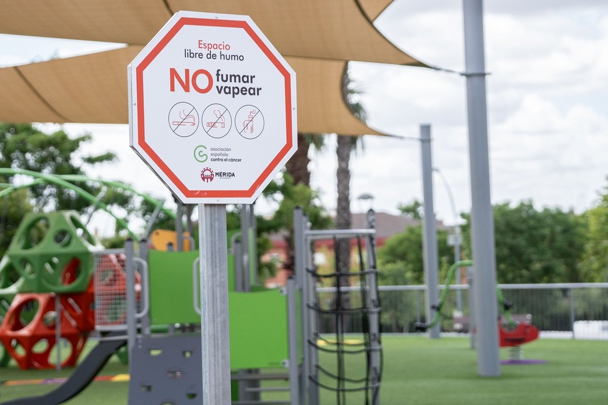 El Ayuntamiento habilita áreas sin humo en zonas de juegos infantiles