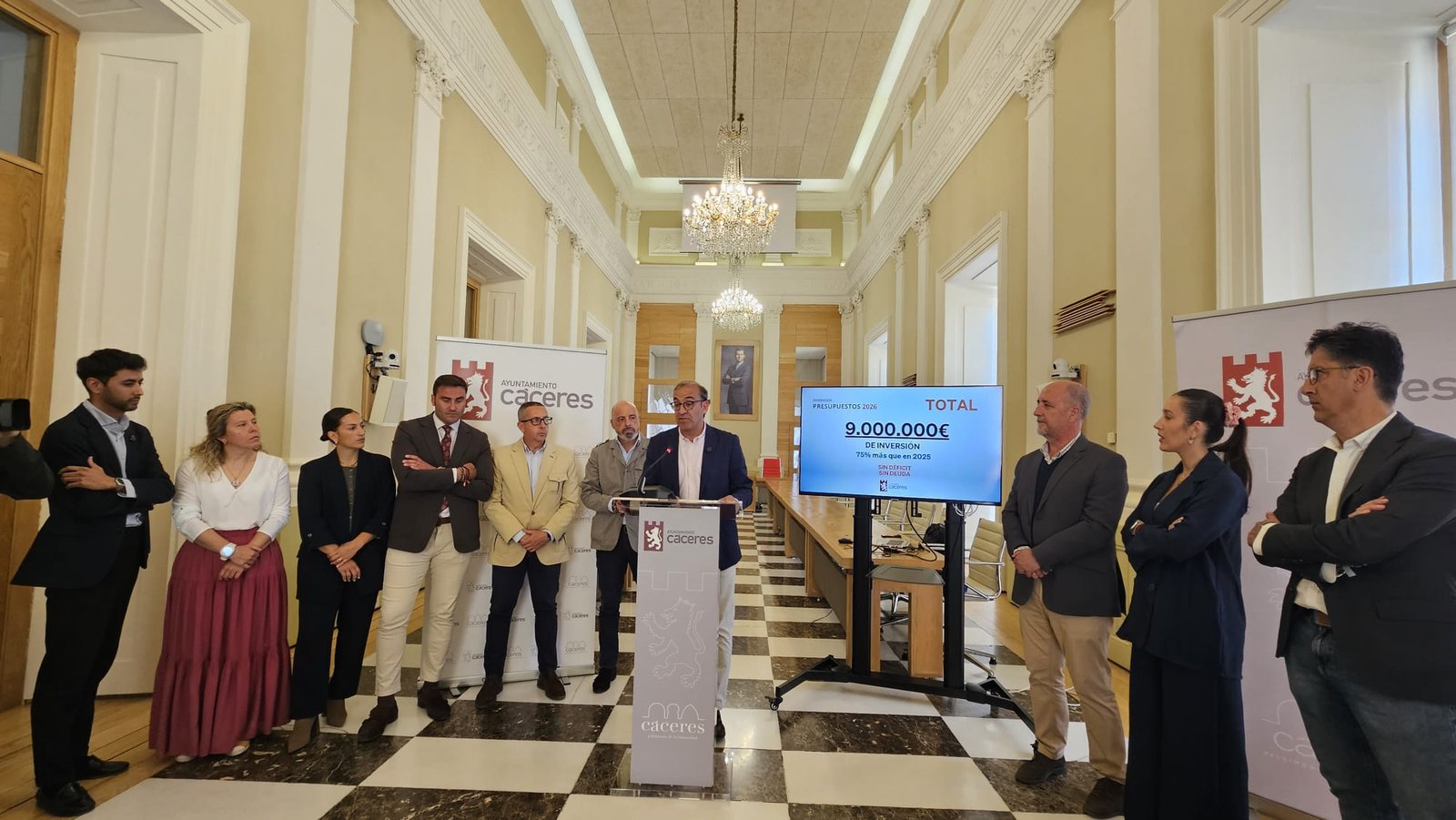 El ayuntamiento de Cáceres ha presentado el presupuesto municipal para el año 2026, que asciende a 90,6 millones de euros, siendo el más alto de la historia gracias a la eliminación de la deuda y a una mayor recaudación, a pesar de la reducción de impuestos.

El alcalde, Rafa Mateos, ha resaltado que se puede invertir más sin afectar a los ciudadanos. El presupuesto incluye un incremento del 75% en inversiones, llegando a cerca de 9 millones de euros, manteniendo el equilibrio financiero, la modernización de los servicios públicos y la mejora de la calidad de vida de los habitantes de Cáceres.

Entre las inversiones destacadas se encuentra la reordenación del entorno del Paseo Alto para conectarlo con Aguas Vivas y Montesol a través de un cinturón verde, y la creación de un circuito BTT. También se destinarán 2,2 millones de euros para la construcción de una parcela polivalente en el barrio de Mejostilla.

El alcalde ha enfatizado que el objetivo es avanzar hacia una ciudad moderna, sostenible e inclusiva, capaz de atraer inversiones y asentar proyectos existentes, sin asfixiar a los ciudadanos con una gestión eficiente. Parcela polivalente y cinturón verde en Mejostilla: Grandes inversiones para dinamizar el Distrito Norte en 2026

Una de las principales inversiones previstas para el próximo año en Cáceres es la creación de una parcela polivalente en Mejostilla, que no solo albergará el mercado ambulante de los miércoles, sino que también contará con los servicios necesarios para la realización de eventos y actividades que impulsen la vida del Distrito Norte.

Además, se destinarán fondos para la transformación del Paseo Alto en un cinturón verde que promueva la sostenibilidad y el bienestar de los ciudadanos. Estas iniciativas forman parte de un amplio plan de actuaciones que abarcan desde el desarrollo económico hasta mejoras en infraestructuras urbanas, vivienda, deporte, cultura y transporte público.

En cuanto a los ingresos, se prevé una recaudación récord en impuestos directos, a pesar de la reducción del tipo del IBI. Esto demuestra que es posible aliviar la carga fiscal de los ciudadanos y fortalecer las cuentas públicas sin necesidad de aumentar la presión impositiva. Además, se esperan ingresos significativos por impuestos indirectos, tasas, transferencias corrientes y enajenaciones, lo que refleja la capacidad del gobierno local para atraer inversión y generar oportunidades sin afectar negativamente a los ciudadanos.