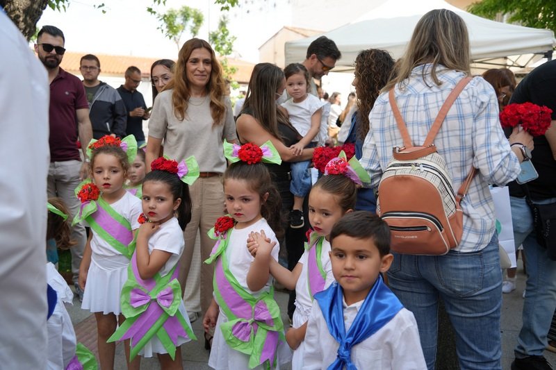 El festival de «Mayas y Cruces» llena de alegría las fiestas de la Santa Cruz.