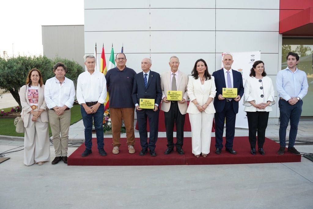 En el Polígono San Isidro se ha dedicado una calle a Enrique García-Margallo Guillén, José María Sánchez Quirós y Antonio Dorado Capilla. Fue un acto emotivo con la presencia de familiares, representantes institucionales, asociaciones empresariales y vecinos para honrar su memoria.