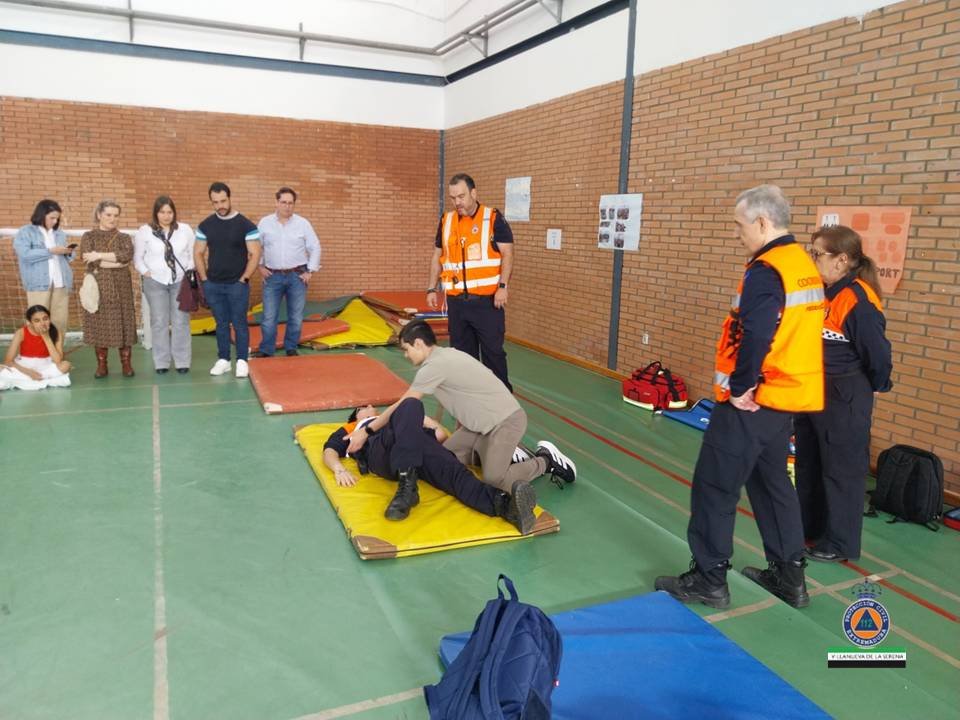Protección Civil enseña RCP y uso del DESA en el instituto San José