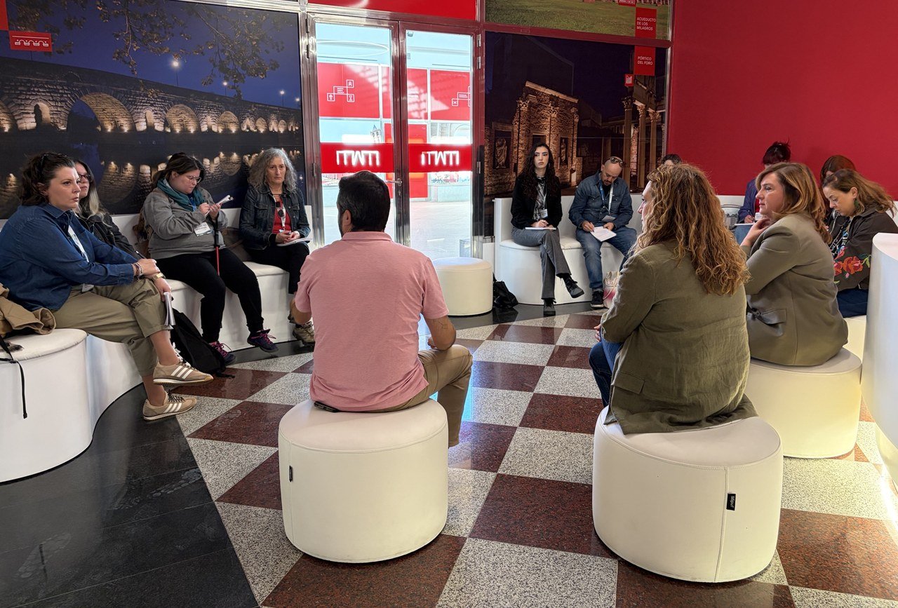 El alumnado de Información Turística de Mérida visita oficinas municipales para su formación