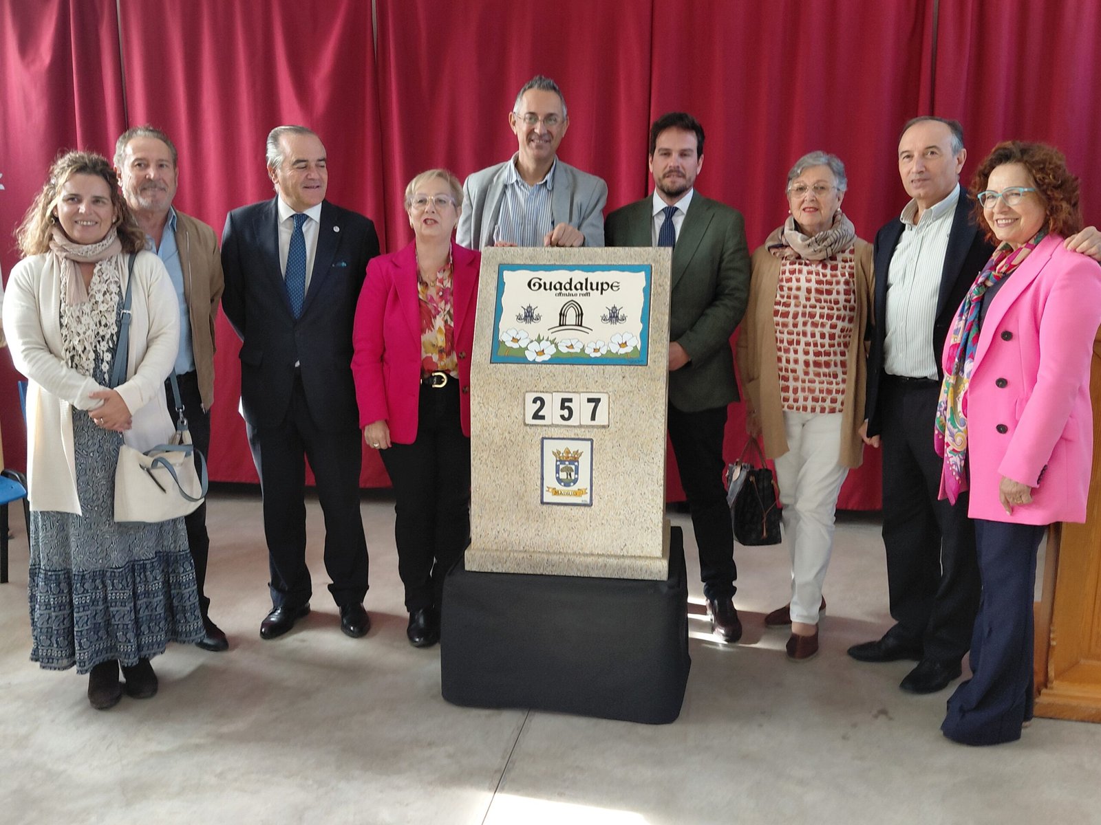 La Junta de Extremadura recibe un hito conmemorativo del Camino Real de Guadalupe